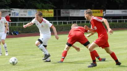 Bild: gb
Der Wiesauer Lars Saller (Zweiter von links) setzt sich hier gegen die beiden Kondrauer Christian Ott (rechts) und Tobias Weig durch, doch am Ende zog die SpVgg gegen die Sportfreunde mit 1:4 den Kürzeren. Am fünften Spieltag der Kreisliga Süd empfängt Kondrau den ASV Wunsiedel, die Wiesauer treten beim FC Lorenzreuth an.