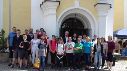 Bild: rkp
Nach bewältigter Anreise auf der Naab stellten sich die Ministranten und ihre Begleitpersonen vor der Miesbergkirche zu einem Erinnerungsfoto mit Generalvikar Michael Fuchs (hinten, Mitte) auf.