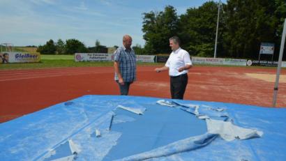 Bild: dob
Unbekannte haben im Sportzentrum die Schutzplane der Hochsprungmatte zerschnitten. Der Schaden wird auf mindestens 500 Euro beziffert. Bürgermeister Andreas Wutzlhofer (rechts) sieht sich den Schaden mit Außendienstleiter Karl Frey an.