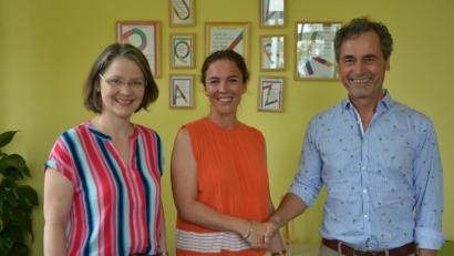 Bild: jr
Kerstin Münchmeier (Mitte) ist neue Konrektorin an der Markgraf-Diepold-Grundschule Waldsassen. Glückwünsche dazu gab es vom Fachlichen Leiter Rudolf Kunz und Schulrätin Martina Puff.