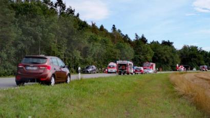 Bild: td
Kurz vor Katzdorf (Kreis Schwandorf) ereignete sich auf der ehemaligen B 15 ein schwerer Unfall. Ein Rettungshubschrauber flog an.