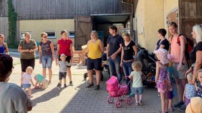 Bild: njn
Die Kinderkrippe besuchte den Hof von Andreas und Marianne Stock (Sechster und Siebte von links). Mit auf dem Bild Krippenleiterin Laura Dumler (Fünfte von links, im gelben Hemd).
