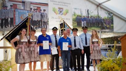 Bild: ads
Der Soldaten- und Kriegerverein Kemnath ehrt 88 langjährige Mitglieder für ihre Treue mit Urkunden (von links): die Festdamen Franziska Bierler und Kathrin Wild, Johann Herrmann (40 Jahre Mitgliedschaft), Wolfgang Zitzler (40), Johann Birner (45), Bürgermeister Josef Reindl, Norbert Schwendner, Andreas Schönberger und die Festdame Christina Ott.