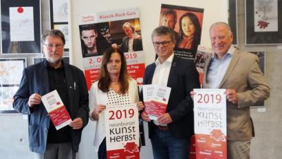 Bild: weu
Die Vorsitzenden des Kunstvereins Unverdorben, Peter Wunder (rechts) und Karl Stumpfi (links), stellten zusammen mit Bürgermeister Martin Birner und Hallen-Managerin Rosa Schafbauer das breit gefächerte Programm des Neunburger Kunstherbstes vor.