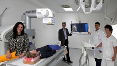 Bild: tr
Der sanierte und mit modernster Technik ausgestattete Durchleutchtungs-Raum im Krankenhaus mit von links, Claudia Kost, Hospitantin Yuliya Hrunina (liegend), Manfred Tretter, Dr. Svend Hofmann und Sybille Richter.