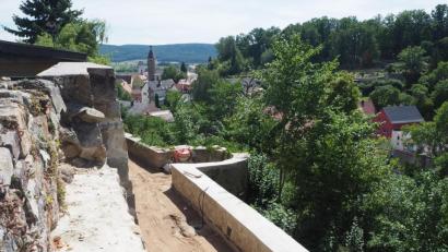 Bild: bl
Fünf Lichtstelen sollen am neu gestalteten Zwingerweg aufgestellt werden. Der Stadtrat vergab den Auftrag gegen sieben Stimmen.