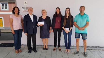 Bild: gi
Christine Ring (links) und Jürgen Steiner (rechts) überreichen mit Sprecherin Elisabeth Völkl (Dritte von links) vom Pfarrgemeinderat an Pfarrer Josef Most 640 Euro aus dem Pfarrfest für die Innenrenovierung der Pfarrkirche. Den Tombola-Erlös konnten die Vorsitzende des Elternbeirates des Kindergarten Bianca Guttenberger-Morell und die Kinderpflegerin
Cornelia Enslein (Zweite und Dritte von rechts) entgegen nehmen.