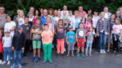 Bild: u
Bei der CSU-Familienfahrt steht bei den Luisenburg-Festspielen das Familienmusical„Madagascar auf dem Spielplan. Organisiert haben den Ausflug der Stadtratsfraktions-Chef Hans-Jürgen Schönberger (mittlere Reihe, Fünfter von links) und seine Frau Rosi (mittlere Reihe, Siebte von links). Mit dabei auch Bürgermeister Hermann Falk (Zweiter von links).