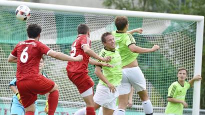 Bild: Hubert Ziegler 
Mächtig strecken müssen sich nicht nur die Spieler des 1. FC Rieden (grüne Trikots) im Nachbarduell gegen den SV Schmidmühlen. Auch die Gäste starteten mit nur einem Punkt aus zwei Spielen.