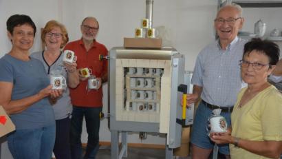 Bild: jr
Fleißig am Arbeiten ist der Organisationsausschuss der Pfarrei St. Jakob Mitterteich, schließlich sollen bis kommenden Donnerstag alle Kaffeetassen fertiggestellt sein. Genau 500 Kaffeetassen wurden im Ofen des Museums Mitterteich gebrannt. Mit dabei waren (von links) Pfarrgemeinderatssprecherin Helga Weiß, Veronika Csakli, Rainer Gottas, Reinhold Csakli und Maria Gottas.