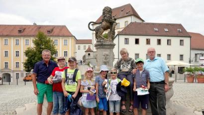 Bild: gac
Zu Füßen des Brunnenlöwen auf dem Luitpoldplatz ehren Stadtrat Karl-Heinz Kreiner (links) und Dritter Bürgermeister Hans-Jürgen Reitzenstein (rechts) die Sieger der Ferien-Stadtrallye.