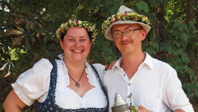 Bild: sön
Laura Braun und Sebastian Kölbl sind das Ensdorfer Oberkirwapaar 2019, das nun ein Jahr lang die Blütenkränze tragen darf.