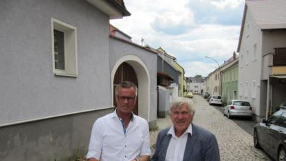 Bild: fg
Bürgermeister Hermann Falk (links) erläutert dem Bundestagsabgeordneten Alois Karl die geplante Sanierung der maroden Postgasse (im Hintergrund).