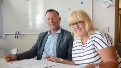 Bild: Gabi Schönberger
Vollauf zufrieden mit der finanziellen Entwicklung der Volkshochschule Weiden-Neustadt sind (von links) Geschäftsführer Stefan Frischholz und die städtische Finanzdezernentin Cornelia Taubmann.