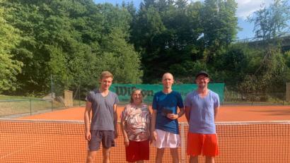 Bild: exb
Frederik Ammann (von links), SC-Vorsitzende Maria Roderer, Daniel Dudeck und Holger Schmalzreich.