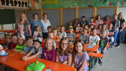 Bild: jr
Elternbeiratsvorsitzende Sieglinde Mayer (2. von links stehend) und ihr Team hatten am Mittwochnachmittag zu einem Spielenachmittag in die Grundschule eingeladen. Dreißig Kinder durften sich bei Spielen endlich mal nach Herzenslust austoben.