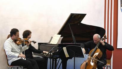 Bild: Petra Hartl
Am Ende wurde das SRIMF-Gastkünstlerkonzert doch noch ein großer Erfolg. Nikolaj Szeps-Znaider (Violine), Misha Quint (Violoncello), Robert Kulek (Piano) brillierten mit Werken von Dvořák und Tschaikowsky.