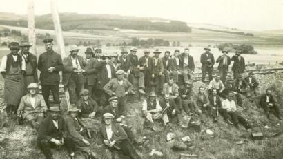 Repro: lg
Dieses Foto aus dem Stadtarchiv Oberviechtach zeigt Arbeiter beim Bau der Lokalbahn von Nabburg nach Oberviechtach während einer Ruhepause. Auch italienische Gastarbeiter waren zeitweise im Einsatz.