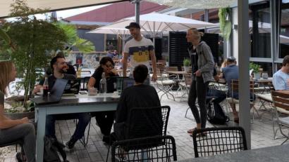 Bild: Bäumler/fph
Zentraler Treffpunkt während der Händlertage ist der riesige Bistro-Bereich inmitten des Show-Rooms in der Waldershofer Cube-Zentrale.