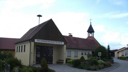 Bild: bjp
Liebevoll pflegen der Pichlberger Kapellenverein und die ganze Dorfgemeinschaft die "gute Stube" des Ortes: das Gemeinschaftshaus mit der 1981 eingeweihten Mariä-Himmelfahrt-Kapelle. Am 15. August feiert das Dorf wieder sein Patroziniums- und Kapellenfest.