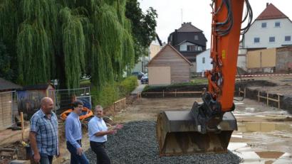 Bild: dob
Auf dem Gelände des Evangelischen Hilfsvereins wird fleißig für die Containerstadt gebaut. Bis im Herbst sollen die vorübergehenden Unterbringungsmöglichkeiten stehen. Die städtischen Bauhofarbeiter bereiten das Gelände bereits detailliert darauf vor.