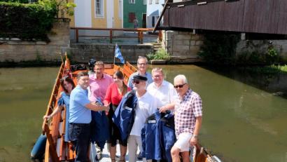 Bild: Stadt Amberg, Susanne Schwab
Der Geschäftsführer der Minship Markus Hiltl (vorne links) überreicht im Beisein von OB Michael Cerny (2. v.r.), Tourismusreferent Wolfgang Dersch (3.v.r.) und Kulturamtsleiter Reiner Volkert (3.v.l.) die neuen Jacken an die Vertreter der Tourist-Information und der Plättenfahrer.