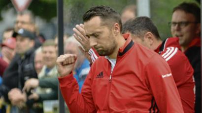 Bild: ham
Die Siegerfaust möchte Pfreimds Trainer Tobias Bärnklau nach dem Auswärtserfolg in Aiglsbach auch nach dem Schlusspiff im Landkreis-Derby gegen Burglengenfeld auspacken.