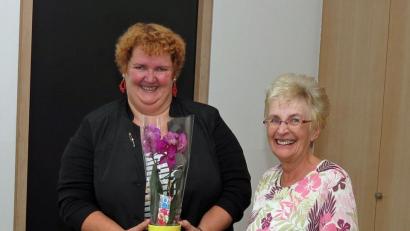 Bild: Dobmeier
Über die Möglichkeit der Hypnose als anerkannte Therapieform referiert Chefärztin Dr. Elisabeth Eißner (links). Ursula Kinner dankt mit einer Orchidee im Namen der SPD AG 60 plus.