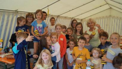 Bild: du
Büchereileiterin Marieluise Uebelacker (hinten, rechts) freut sich mit ihren Mitarbeitern über die von 25 Kindern gebastelten Bienen aus Blechdosen.