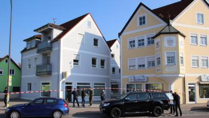 Archivbild: Thomas Dobler
Beamte der Kriminalpolizei Amberg und des Münchner Landeskriminalamts nahmen im April die Ermittlungen auf, nachdem im SB-Center der Commerzbank an der Neuen Amberger Straße (hellblaues Gebäude) der Geldausgabeautomat gesprengt wurde.