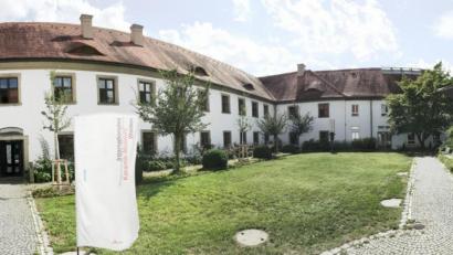 Bild: Gabi Schönberger
Der Zugang zum Keramikmuseum erfolgt bereits seit einiger Zeit über die Regionalbibliothek und den Barockgarten. Nach den Vorstellungen der Arbeitsgruppe Waldsassener Kasten soll sich auch in den Museumsräumen einiges ändern.