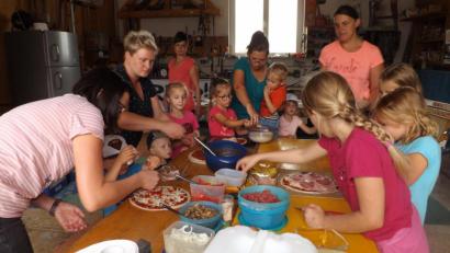Bild: trj
Eifrig bei der Sache - die Kinder haben viel Spaß beim Gestalten ihrer Lieblingspizza.