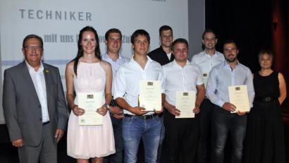 Bild: exb
Bürgermeister Martin Preuß (von links), Heike Giehrl, Ludwig Adam, Sebastian Wagner, Sebastian Purrer, Daniel Stangl, Maximilian Lotter, Michael Dotzler und Schulleiterin Monika Meier-Kneidl feiern gemeinsam den Abschluss der Technikerschule.