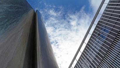 Bild: Gabi Schönberger
Gegenpole unter weiß-blauem Himmel in der Innenstadt: der hochaufragende Brunnen "Entfaltung" neben der NOC-Fassade.