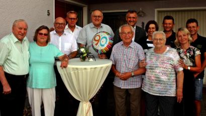 Bild: R. Kreuzer
Die Gratulanten wünschen Arnold Helgert (vorne) mit Ehefrau Gerda alles Gute (von links): Georg Weiß, Marianne Richter, Wolfgang Krämer, Thomas Reich, Lothar Höher, Hans-Jürgen Gemeiner sowie (rechts, hinten) die beiden Söhne mit den Schwiegertöchtern.