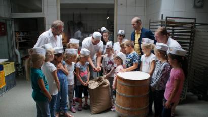 Bild: kaz
Brot, Semmeln und Gebäck. Bäckermeister Stefan Krauß (Mitte) und Ehefrau Susanne (rechts) zeigten den Kindern, zweitem Bürgermeister Hermann Schraml (links) und Stadtrat Ely Eibisch (hinten rechts), was zum Backen alles benötigt wird.