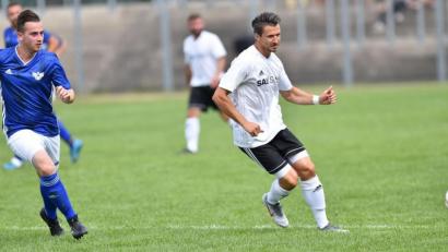 Bild: A. Schwarzmeier
Läuft Weidens Spielertrainer Michael Riester (rechts, Szene aus der Partie gegen die DJK Ensdorf) im Spitzenspiel auf oder lässt er wieder die junge Garde ran?