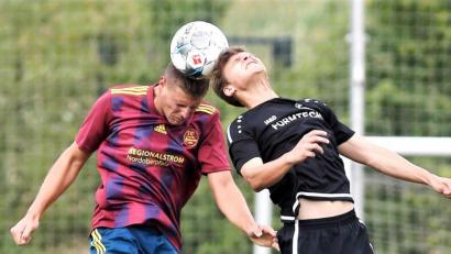 Bild: btg
Der Einsatz von Grafenwöhrs Dominik Sandner (links im Duell mit Fritz Simmet vom TSV Bogen) am Samstag gegen den ASV Neumarkt ist noch fraglich.