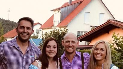 Bild: exb
Besuch bei seiner Lebensretterin: Sabrina Rohrwild (Zweite von links) und ihr Lebensgefährte Florian Plail (links) organisierten für Alex und Jamie Talbott (Mitte) ein Grillfest. Die amerikanischen Freunde haben sich dafür gleich mit Dirndl und Lederhose eingekleidet.