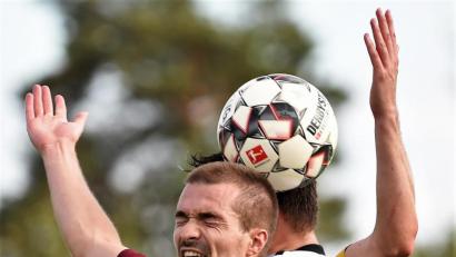 Bild: btg
Grafenwöhrs Johannes Renner (vorne im Kopfballduell mit Johannes Roth vom ASV Neumarkt) war der Matchwinner für die SV Grafenwöhr: Der Kapitän markierte Mitte der zweiten Halbzeit den Siegtreffer zum 2:1.