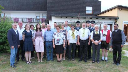 Bild: pi
Alois Hartwig (Siebter von links) freut sich über die vielen guten Wünsche zum 80. Geburtstag.