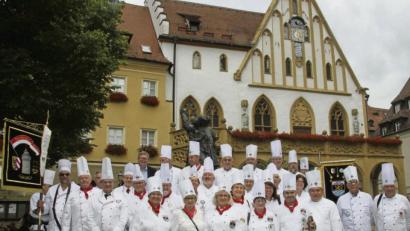 Bild: ads
Auf Einladung des Clubs der Amberger Köche kamen Vertreter der Zweigvereine des bayerischen Landesverbands nach Amberg, um eine Messe zu Ehren ihres Schutzpatrons Laurentius zu feiern.