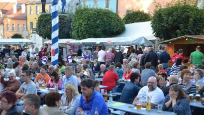 Bild: dob
Eine Stadt blüht auf. Es ist das Fest aller Feste, das die Menschen vor das Rathaus lockt.