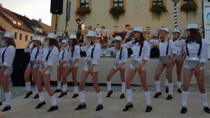 Bild: u
Eine heiße Sohle legten die Jackson Girls der Kinder- und Jugendgarde auf das Marktplatzpflaster zu den Hits „They don’t care about us“, „Thriller“ und „Beat me“.