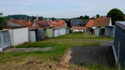 Bild: le
Diese Garagen sollen abgebaut und durch neue ersetzt werden. Als Ersatz sind auch Carports vorgesehen. Die Entscheidung fällt nach Bekanntgabe des Umfrageergebnisses.