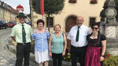 Bild: mor
Unser Bild zeigt die erfolgreichen Schützen: Waltraud Hörl (Mitte), Monika Wessels (Zweite von links) und Rudi Rauch (Zweiter von rechts). Zu den Erfolgen gratulieren Schützenmeister Bernhard Ott (links) und Sportleiterin Verena Schuller (rechts).