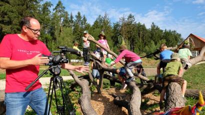 Bild: tat
Tom Faupel, Inhaber von 24pFilm, hat den Imagefilm des Waldkindergartens erstellt. Hier kommen die Kinder zu Wort: Sie erzählen, warum sie ihren Räuberwald lieben.