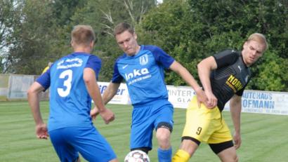 Bild: gb
Für den SV Poppenreuth reichte es gegen den SV Bavaria Waischenfeld nur zu einem 1:1. Hier hat Petr Holub (rechts) gegen die Gästespieler Daniel Reh und Tobias Rost (Nummer 3) das Nachsehen.