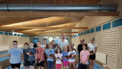 Bild: ksi
Nach den ersten Schüben stellen sich die Kinder und Jugendlichen zu einem Erinnerungsfoto mit Abteilungsleiter Stefan Ostler (hinten Mitte) und Uli Künzel (hinten, Zweiter von rechts) auf.