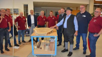 Bild: jr
Die Führungsdienstgrade des Kreisfeuerwehrverbandes Tirschenreuth besichtigten die Schreinerei Weiß im Industriegebiet Birkigt. Seniorchef Otto Weiß (Dritter von rechts), selber jahrzehntelang aktiver Feuerwehrmann, führte durch den Betrieb und erläuterte die einzelnen Maschinen. Hier zeigt er gerade eine künftige Tischplatte aus Eiche. Mit dabei Kreisbrandrat Andreas Wührl (Dritter von links) und Bürgermeister Roland Grillmeier (Vierter von links).